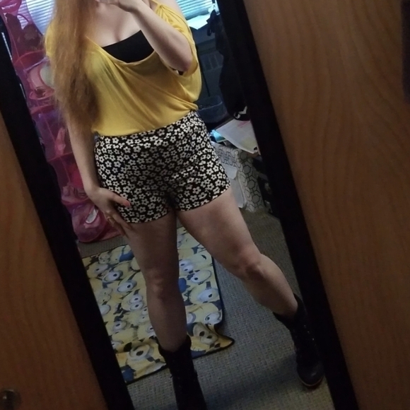 Forever 21 Black & White Daisy Shorts - Picture 6 of 7